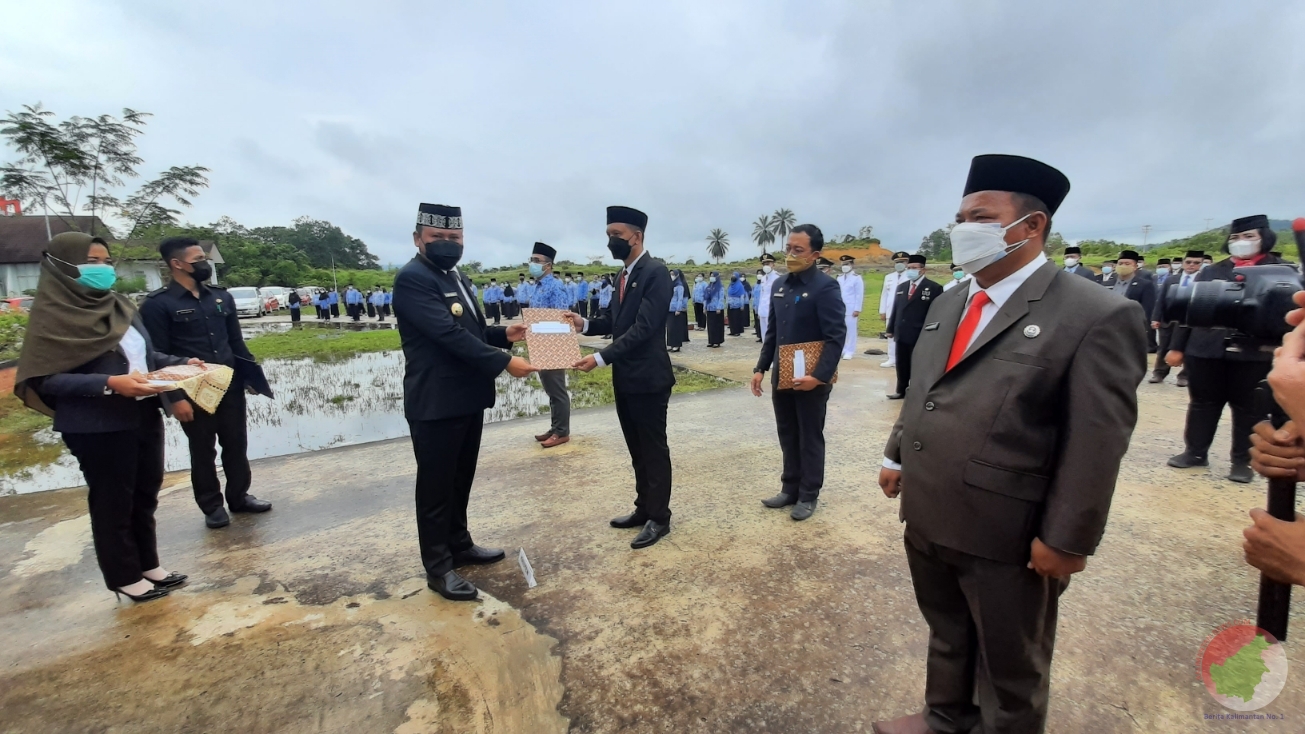 Bupati Melawi, H Dadi Sunarya Usfa Yursa, secara simbolis menyerahkan SK pelantikan. (Foto. Dedi Irawan) 