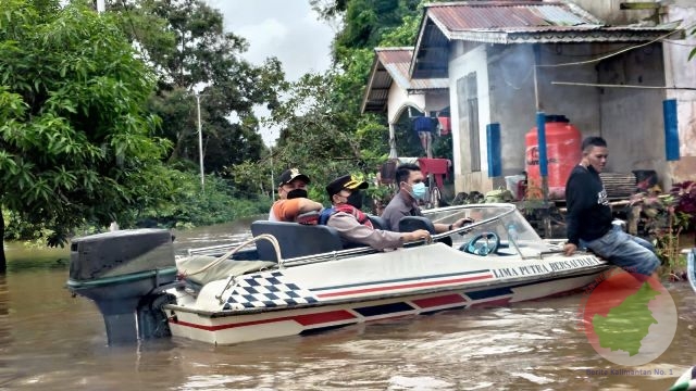 Bupati Melawi H. Dadi Sunarya Usfa Yusra, A.Md bersama Kapolres Melawi AKBP Sigit Eliyanto Nurharjanto S.I.K Monitoring perkembangan banjir di wilayah Kabupaten Melawi. Jum'at (3/9)