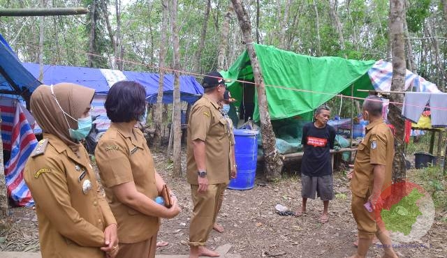 Camat Sintang saat meninjau pengungsi mandiri di Kebut Karet, Senin 15 November 2021