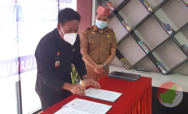 Bupati Sanggau, Paolus Hadi, usai menandatangani MoU dan Perjanjian Kerjasama (PKS) antara Pemkab Sanggau dengan instansi vertikal, BUMN, BUMD yang tergabung dalam MPP, bertempat di gedung MPP jalan Pancasila Kelurahan ilir Kota, Senin (13/12).