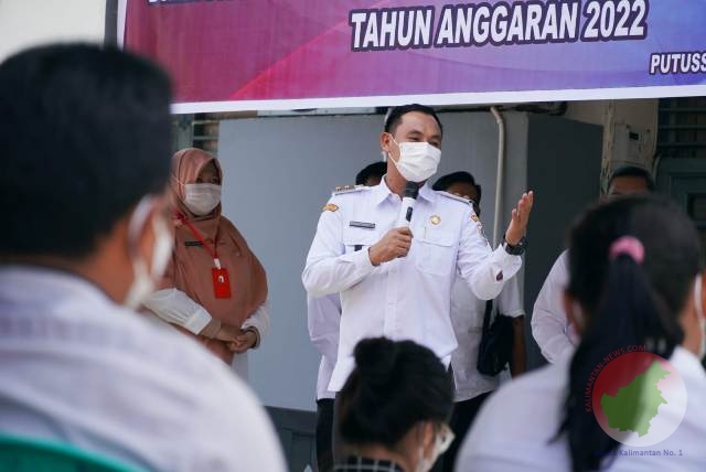 Wakil Bupati  Kapuas Hulu, Wahyudi Hidayat, Saat meninjau seleksi penerimaan Calon Tenaga Kontrak Daerah di lingkungan Dinas Kesehatan Kabupaten Kapuas Hulu, Rabu (15/12/2021). 