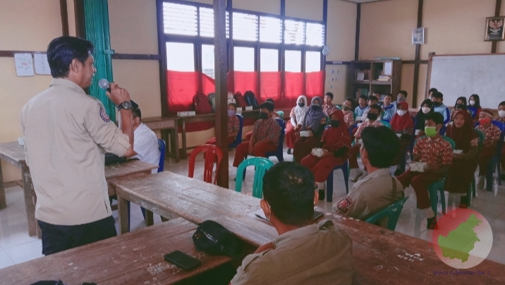 Koordinator Tagana Melawi, saat menyampaikan materi kepada pelajar SDN 19 Desa Tanjung Tengang. (Foto. Dedi Irawan) 