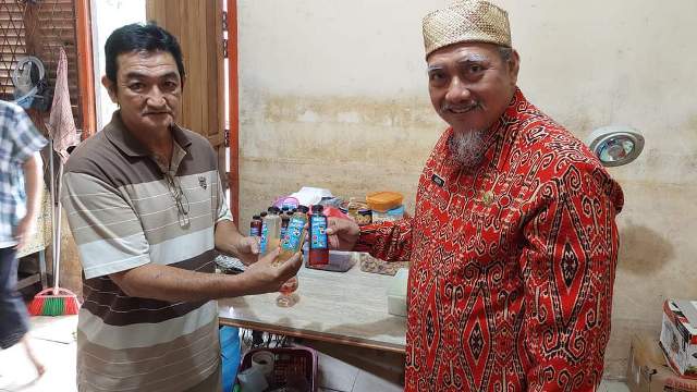 Kepala Disperindagkop dan UKM Kabupaten Sintang, Arbudin saat berkunjung ke UKM Mutiara Kasih, Kamis 3 Februari 2022