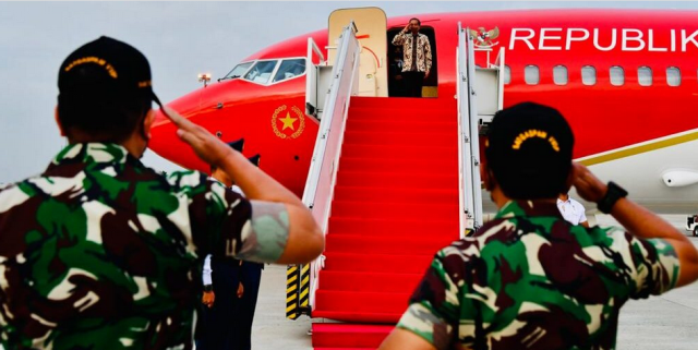 Presiden Joko Widodo bertolak dari Bandara Internasional Soekarno-Hatta, Tangerang, untuk melakukan kunjungan kerja ke Provinsi Nusa Tenggara Timur pada Rabu, 23 Maret 2022. Foto: BPMI Setpres
