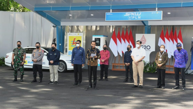 Presiden Joko Widodo meresmikan peluncuran Stasiun Pengisian Kendaraan Listrik Umum (SPKLU) Ultra Fast Charging pertama di Indonesia, yang digelar di Central Parkir ITDC Nusa Dua, Kabupaten Badung, Provinsi Bali, pada Jumat, 25 Maret 2022. Foto: BPMI Setpres/Kris