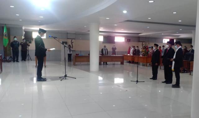 Ketua DPRD Saat Melantik 2 Anggota DPRD PAW