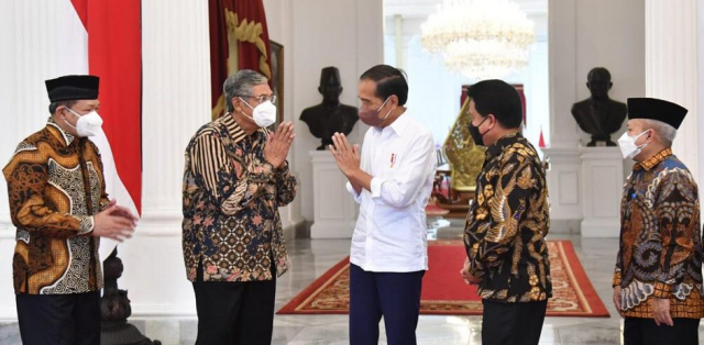 Presiden Joko Widodo menerima Panitia Seleksi (Pansel) Pemilihan Calon Anggota Badan Pelaksana dan Calon Anggota Dewan Pengawas Badan Pengelola Keuangan Haji (BPKH) Periode 2022-2027, di Istana Merdeka, Jakarta, pada Senin, 4 April 2022. Foto: BPMI Setpres/Rusman