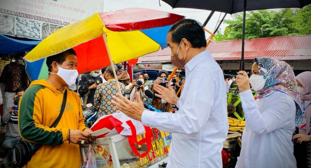 Presiden Joko Widodo memberikan Bantuan Langsung Tunai (BLT) Minyak Goreng kepada sejumlah pedagang kecil dan penerima di Pasar Rakyat Angso Duo Baru, Kota Jambi, Kamis, 7 April 2022. Foto: BPMI Setpres/Laily Rachev