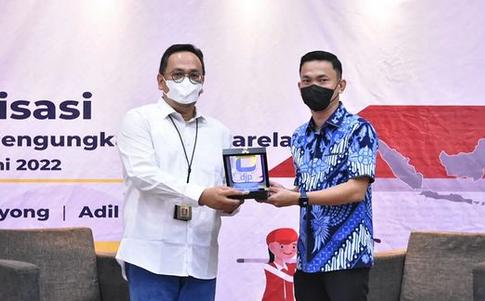 Ketua DPRD Sintang, Florensius Ronny saat menerima cindra mata dari Kepala KPP Pratama Sintang, Taufik