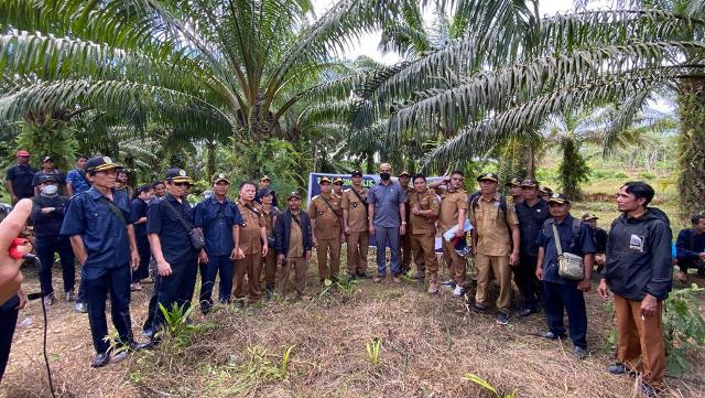 Para Kades Poto Bersama Anggota DPRD Sintang Usai Panen Simbolis TKD di Lahan PT MSP 