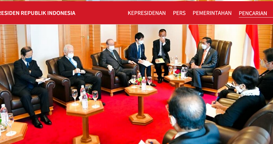 Presiden Joko Widodo menerima kunjungan kehormatan Presiden Japan-Indonesia Association, Fukuda Yasuo, di Salon Room, Imperial Hotel, Tokyo, Jepang. Foto: BPMI Setpres/Laily Rachev