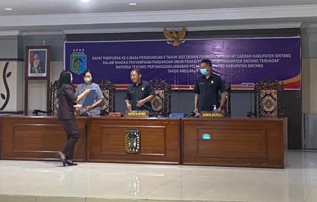 Maria Magdalena Saat Menyerahkan PU Fraksi Demokrat Kepada Pimpinan Sidang