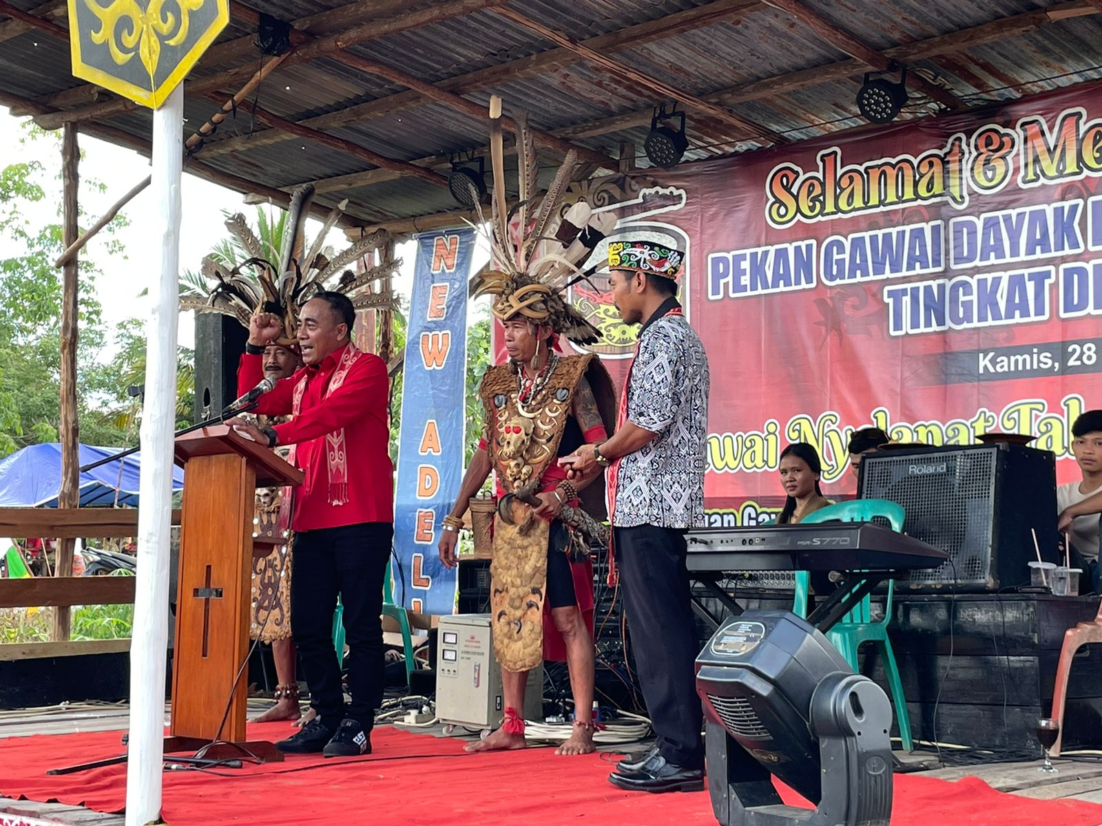 Anggota DPR RI Komisi I Fraksi PDI Perjuangan Krisantus Kurniawan menegaskan, pekan Gawai Dayak adalah momentum yang tepat untuk memperat ikatan persaudaraan juga sebagai ruang untuk menggelorakan adat dan kebudayaan serta peningkatan kualitas SDM masyarakat Dayak. 