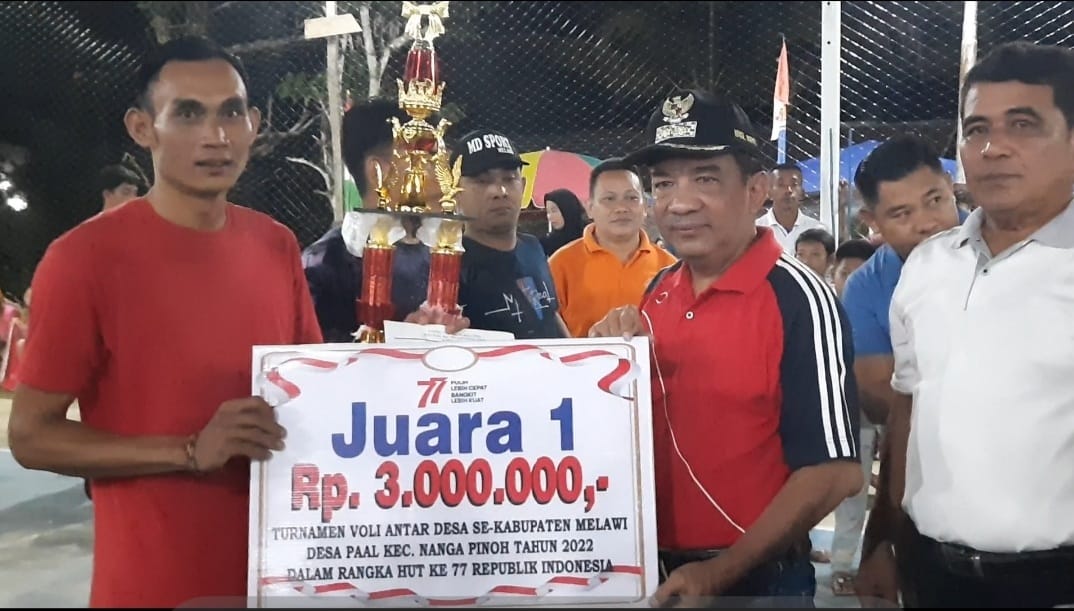 Wakil Bupati Melawi Didampingi Kepala Desa Paal Saat Menyerahkan Piala dan Uang Pembinaan Kepada Juara 1 Putra.  (Dedi Irawan) 