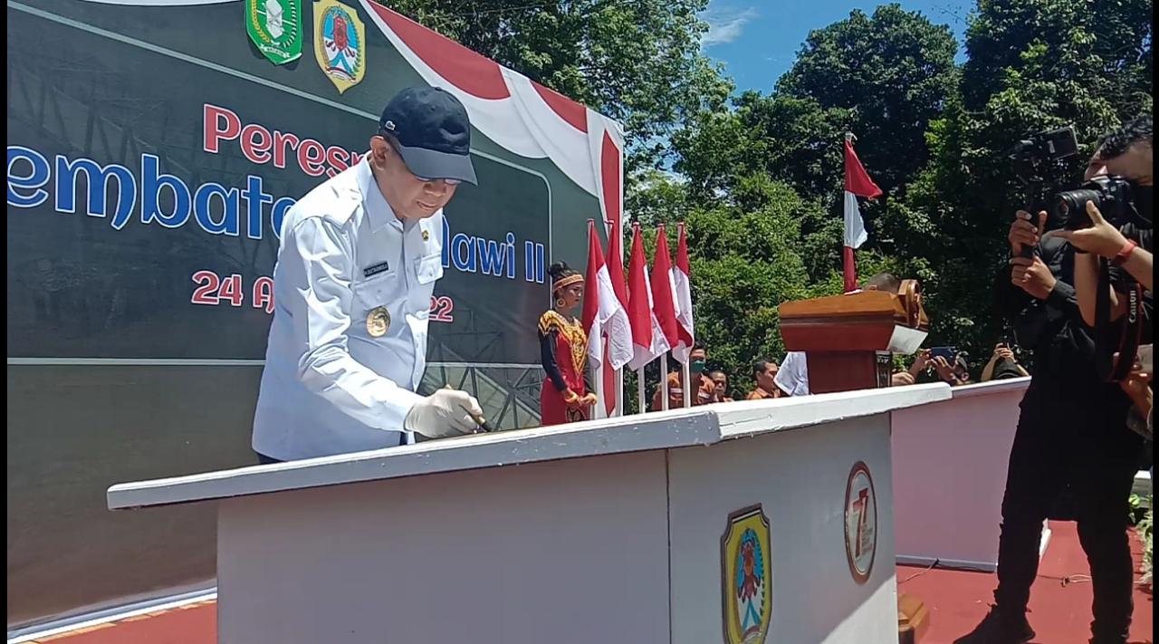 Gubernur Kalbar,  Sutarmidji saat menandatangani prasasti peresmian Jembatan Melawi Dua - - - Dedi Irawan 