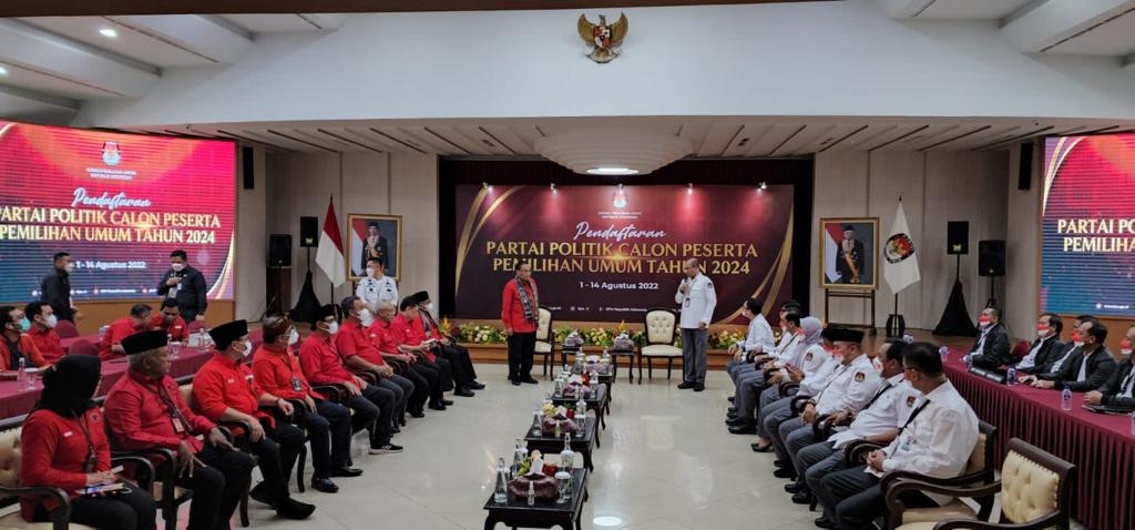 Ketua Umum DPP PDI Perjuangan (PDIP) Megawati Soekarnoputri dan Sekretaris Jenderal Hasto Kristiyanto secara resmi mendaftarkan partainya untuk menjadi sebagai peserta pemilu 2024.
