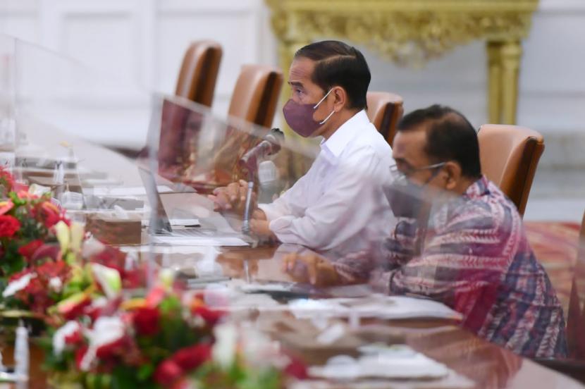 Presiden Joko Widodo menerima Dewan Komisioner Otoritas Jasa Keuangan (OJK) periode 2017-2022 di Istana Merdeka, Jakarta, pada Rabu, 13 Juli 2022. Dalam keterangannya, Ketua Dewan Komisioner OJK, Wimboh Santoso mengapresiasi kepemimpinan Presiden Jokowi dalam mengeluarkan kebijakan strategis khususnya selama menghadapi pandemi Covid-19.