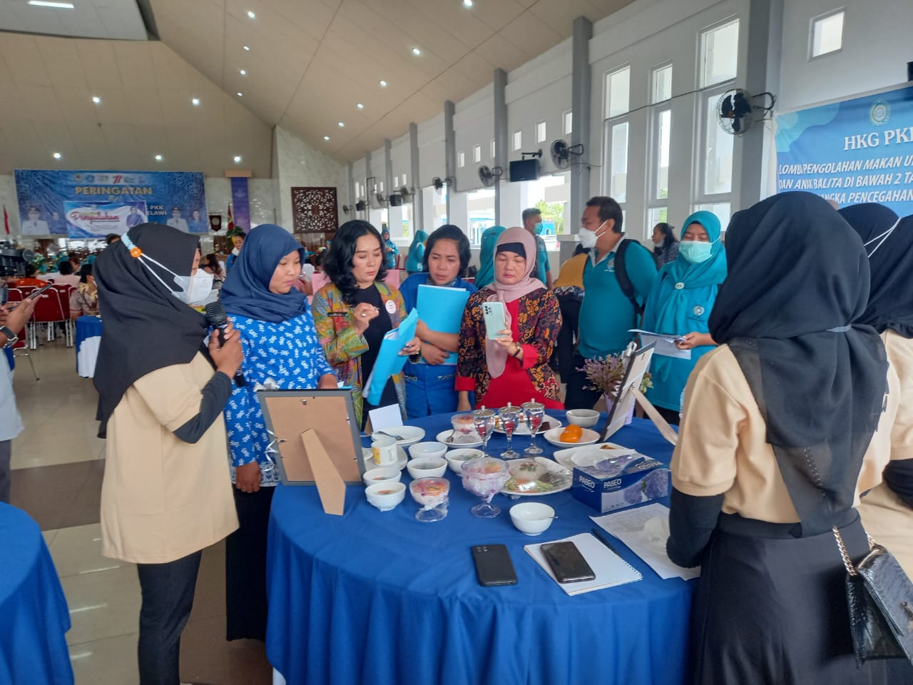 Tim melakukan penilaian  hasil lomba olahan Usaha Peningkatan Pendapatan Keluarga. (Dedi Irawan) 