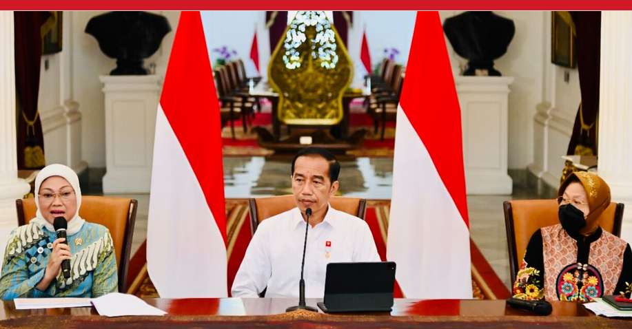 Menteri Sosial Tri Rismaharini dan Menteri Ketenagakerjaan Ida Fauziyah menyampaikan keterangan setelah Presiden Joko Widodo di Istana Merdeka, Jakarta, pada Jumat, 16 September 2022. Foto: BPMI Setpres
