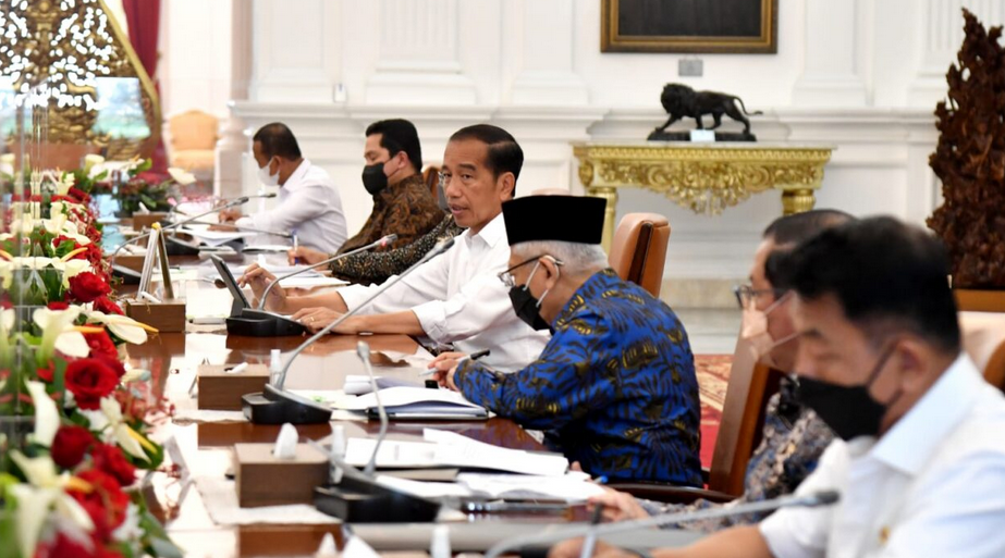 Presiden Joko Widodo memimpin rapat bersama jajarannya untuk membahas tata kelola dan peningkatan produktivitas kedelai di Istana Merdeka, Jakarta, pada Senin, 19 September 2022. Foto: BPMI Setpres