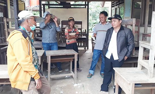Wabup Sintang, Melkianus Saat Meninjau SMPN 7 