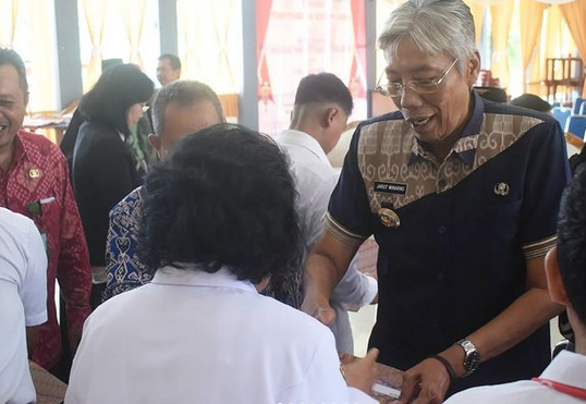 Bupati Sintang, Jarot Winarno, menyerahkan piagam penghargaan kepada para Kepala Sekolah sebagai pelaksana Program Sekolah Penggerak 