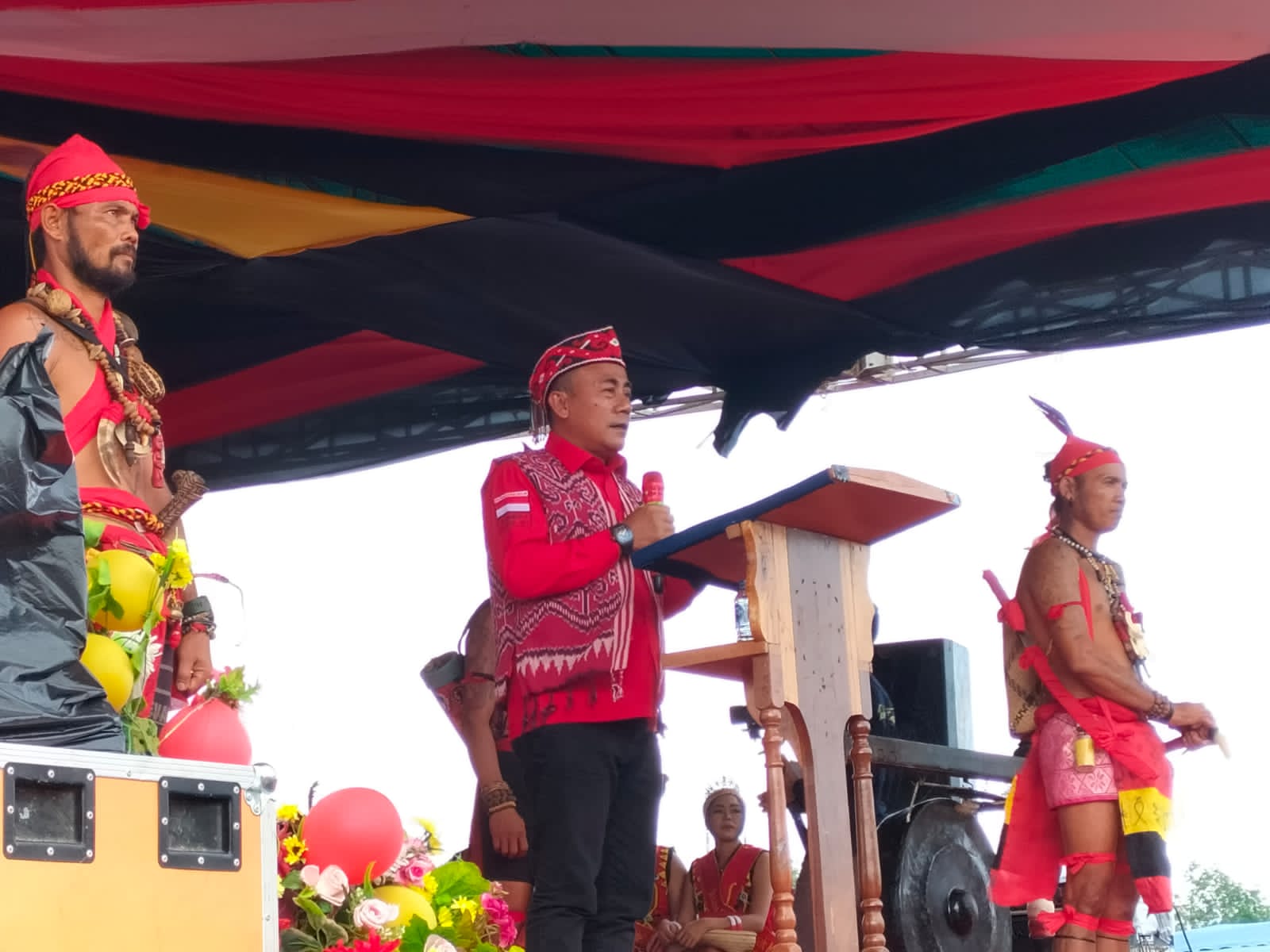 Dewan Adat Dayak (DAD) Kabupaten Melawi mengadakan Pekan Gawai Dayak yang ke – XIV. Gawai Dayak digelar dari 4 September sampai 10 September 2022 tersebut dilaksanakan di Stadion Raden Temenggung Setia Pahlawan Nanga Pinoh.