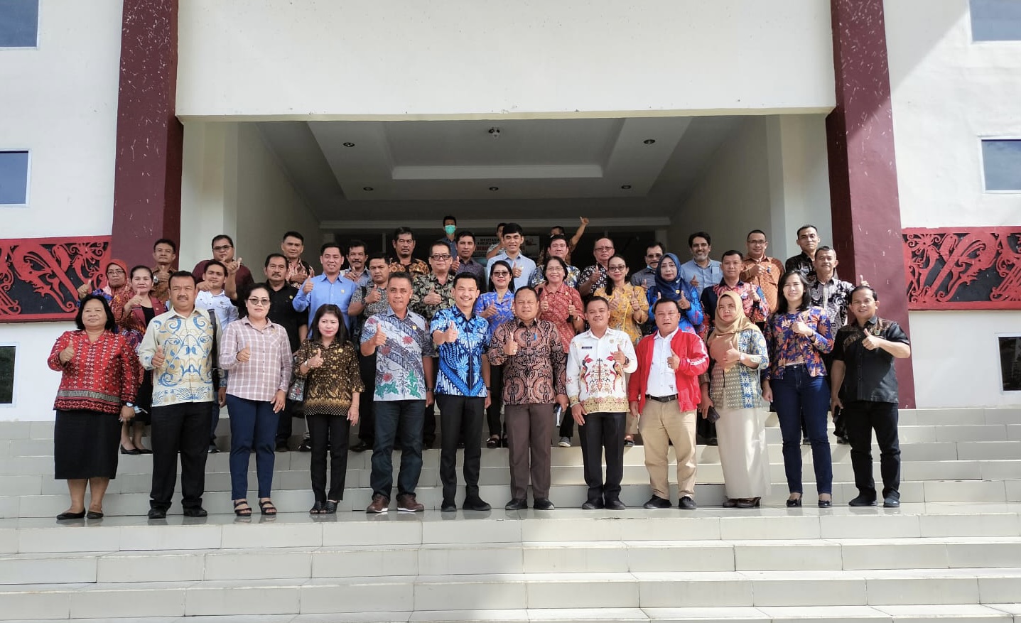 Caption: anggota DPRD Sintang berfoto bersama dengan anggota DPRD dan TAPD Bengkayang usai pertemuan.