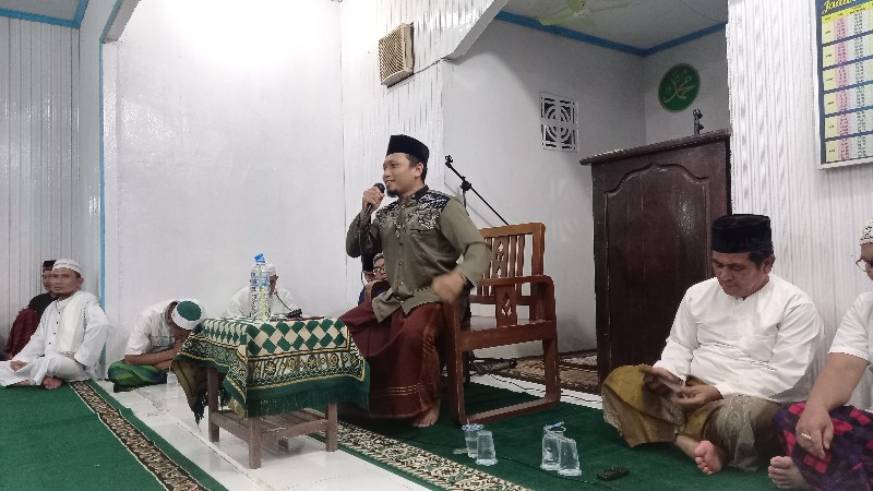 Ustadz Faisal saat memberikan tausyiah agama dalam peringatan Maulid Nabi Muhammad Shallallahu Alaihi Wasallam. (Dedi Irawan)
