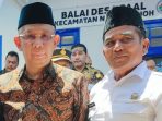 Gubernur Kalimantan Barat, H. Sutarmidji bersama Kepala Desa Paal, H. Sukarman. (Dedi Irawan)