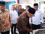 Gubernur Kalimantan Barat, H. Sutarmidji saat menandatangani prasasti peresmian gedung balai pertemuan Desa Paal. (Dedi Irawan)