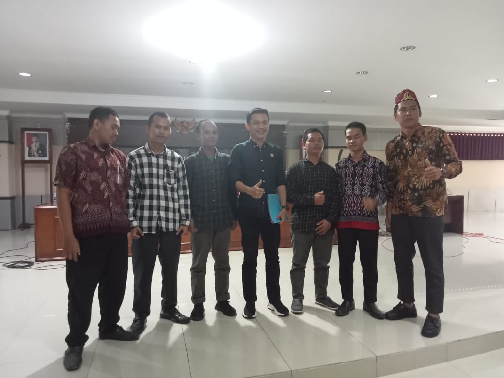 foto bersama - Perwakilan darii masyarakat Serwai berfoto bersama dengan ketua DPRD Sintang, Florensius Ronny usai audiensi.