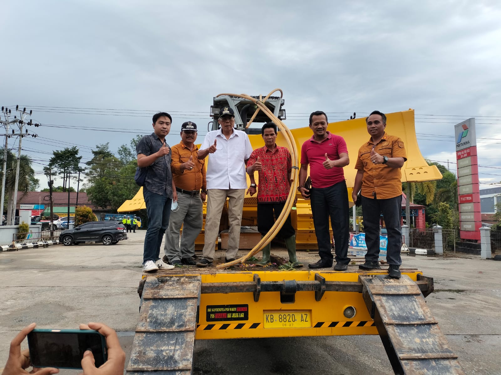 Bupati Sintang, Jarot Winarno didampingi Camat Kayan Hulu, Yudius dan Direktur Bumdesma Lestari Kayan Hulu serta masyarakat lainya berfoto bersama di alat berat yang dibeli untuk dipergunakan membuka akses jalan di Kayan Hulu.