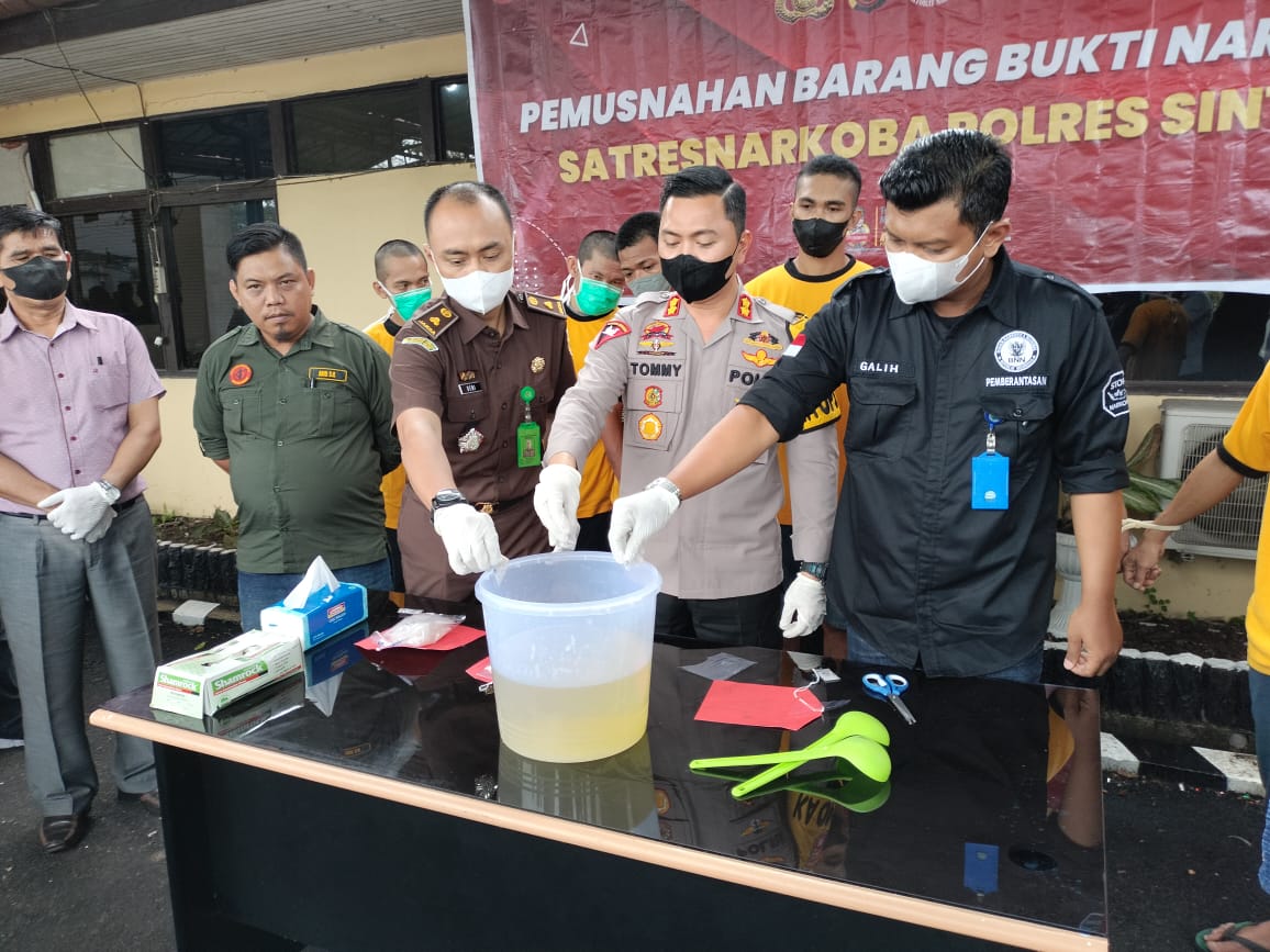 Kapolres Sintang didampingi perwakilan dari Kejari dan BNN Sintang saat memusnahkan barang bukti narkoba.