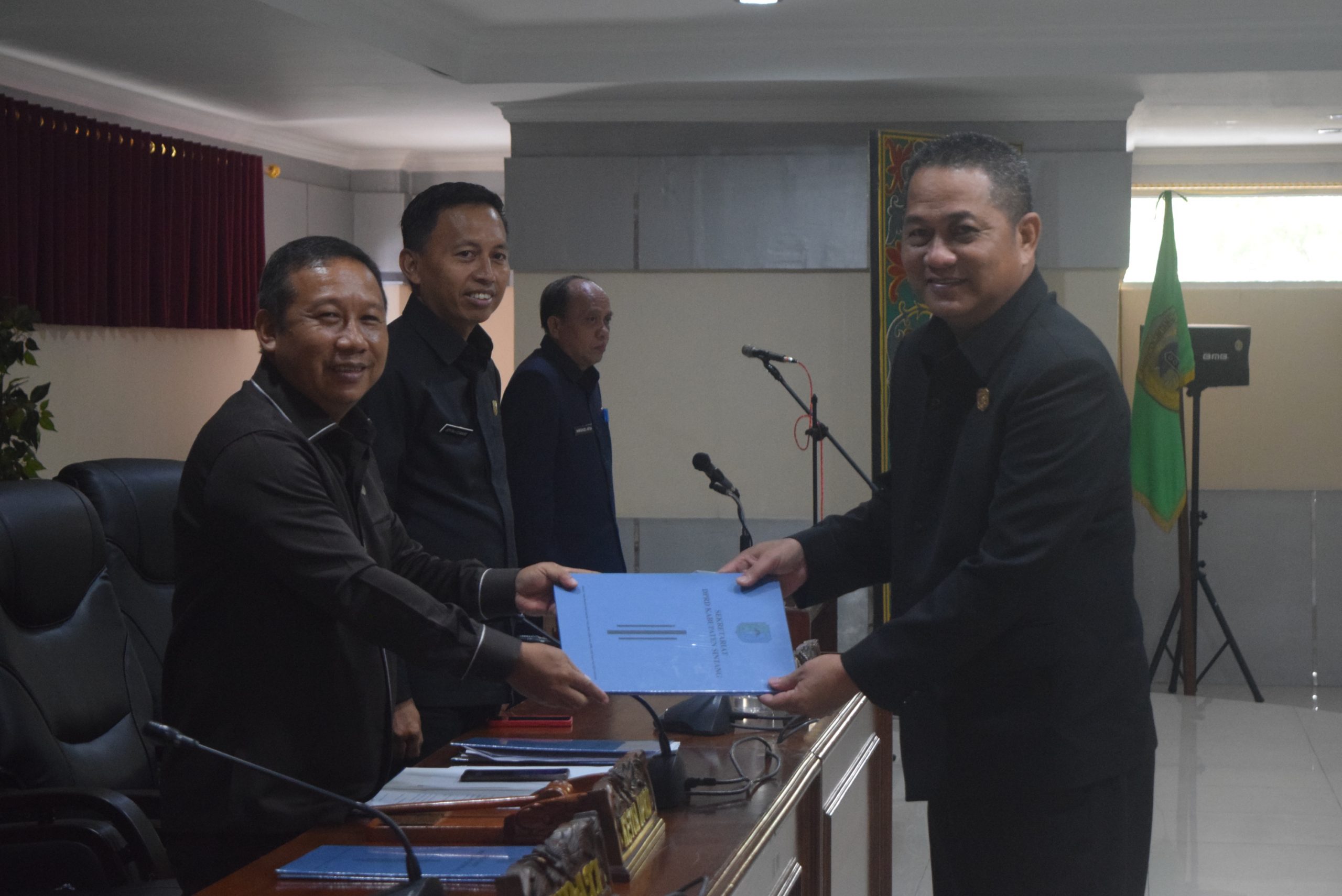 pelaporan hasil reses anggota DPRD Sintang saat paripurna.