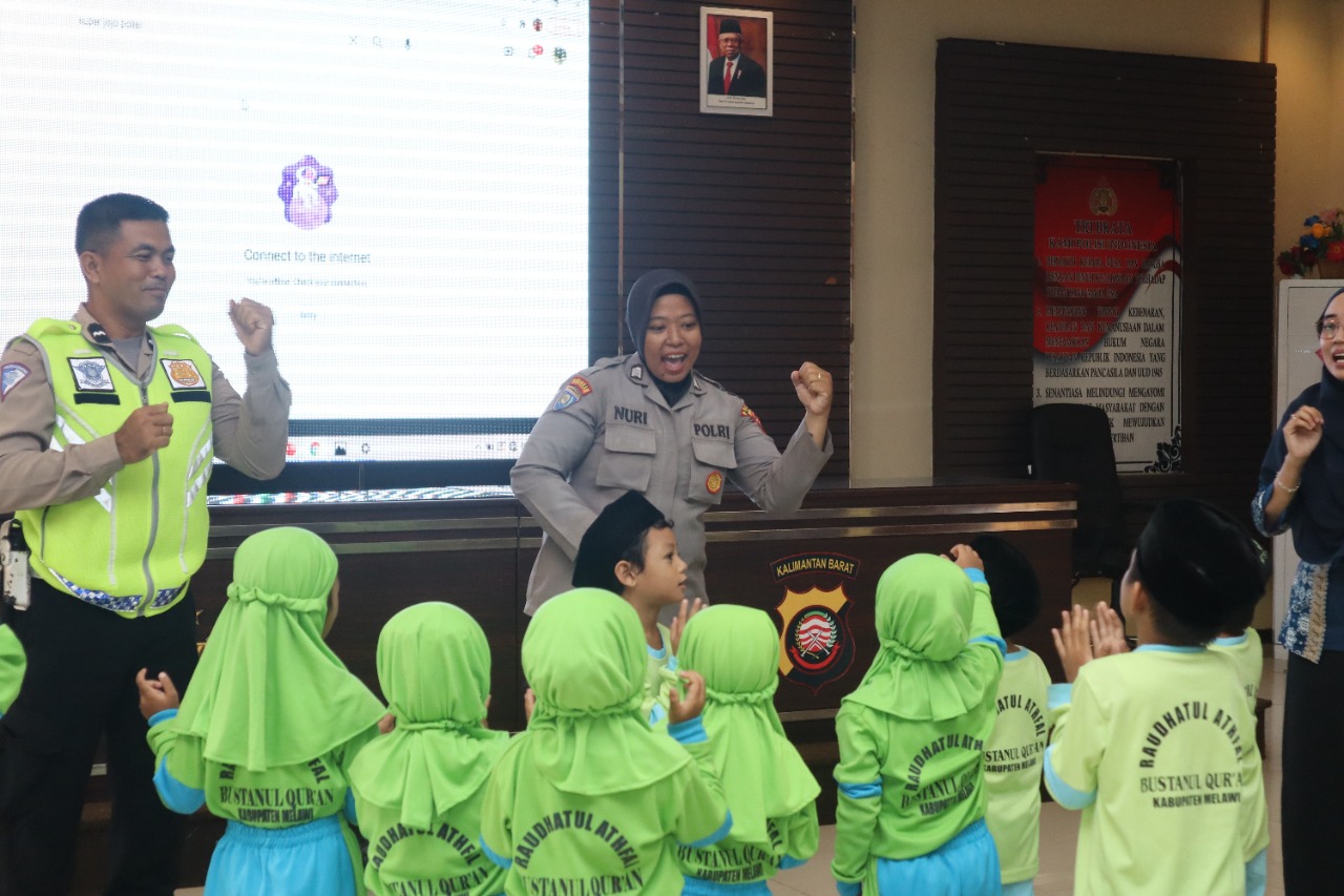 Anggota Lantas dan Polwan saat bermain sambil mengenalkan rambu-rambu kepada para Santri Raudhatul Athfal Bustanul Qur'an. (Humas Res Melawi For Kalimantan-News) 