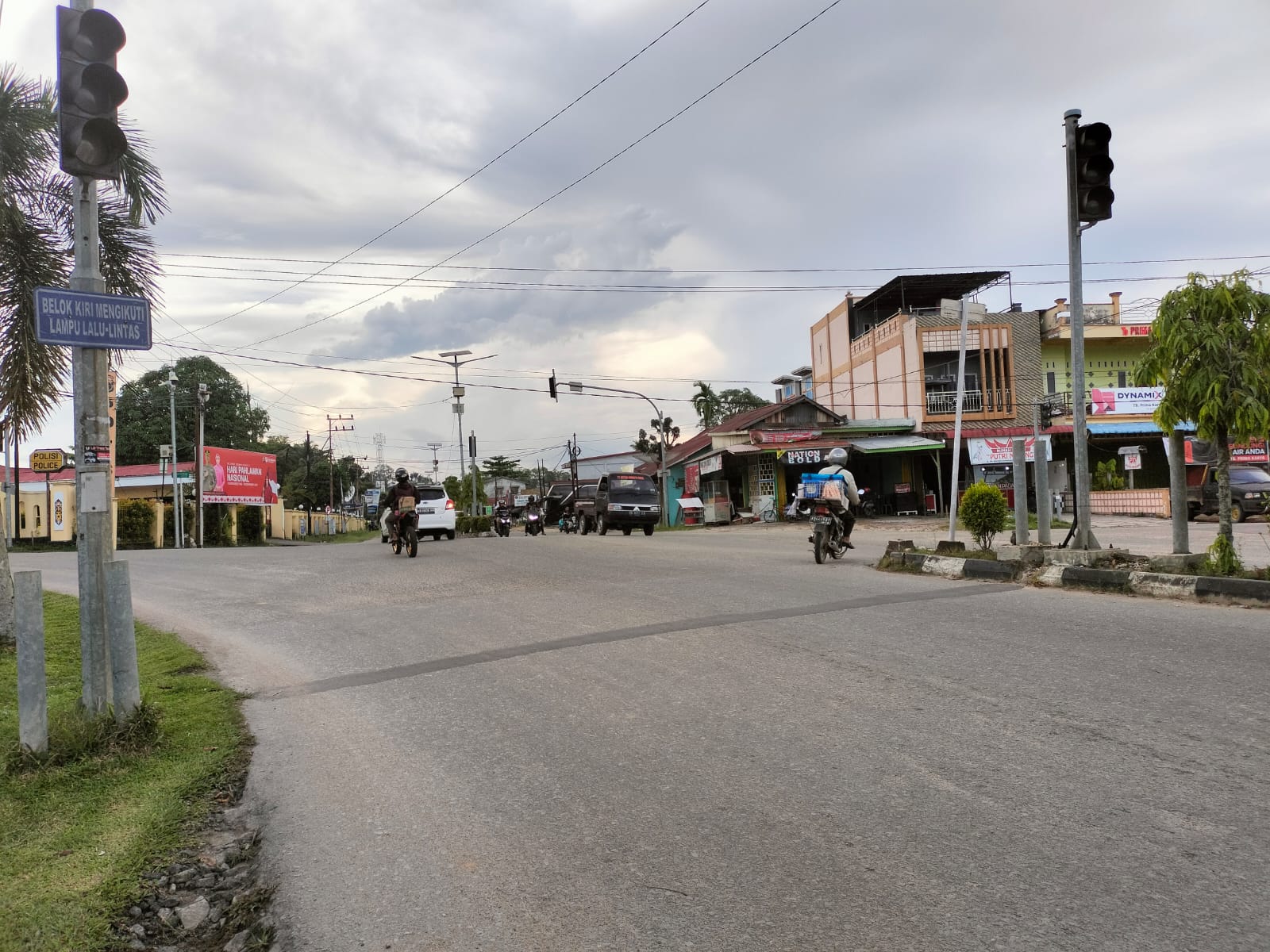 Kondisi lalu lintas di simpang empat Polres Sintang. Kendaraan tampak melintas dengan bebas karena tidak berfungsinya traffic lights.