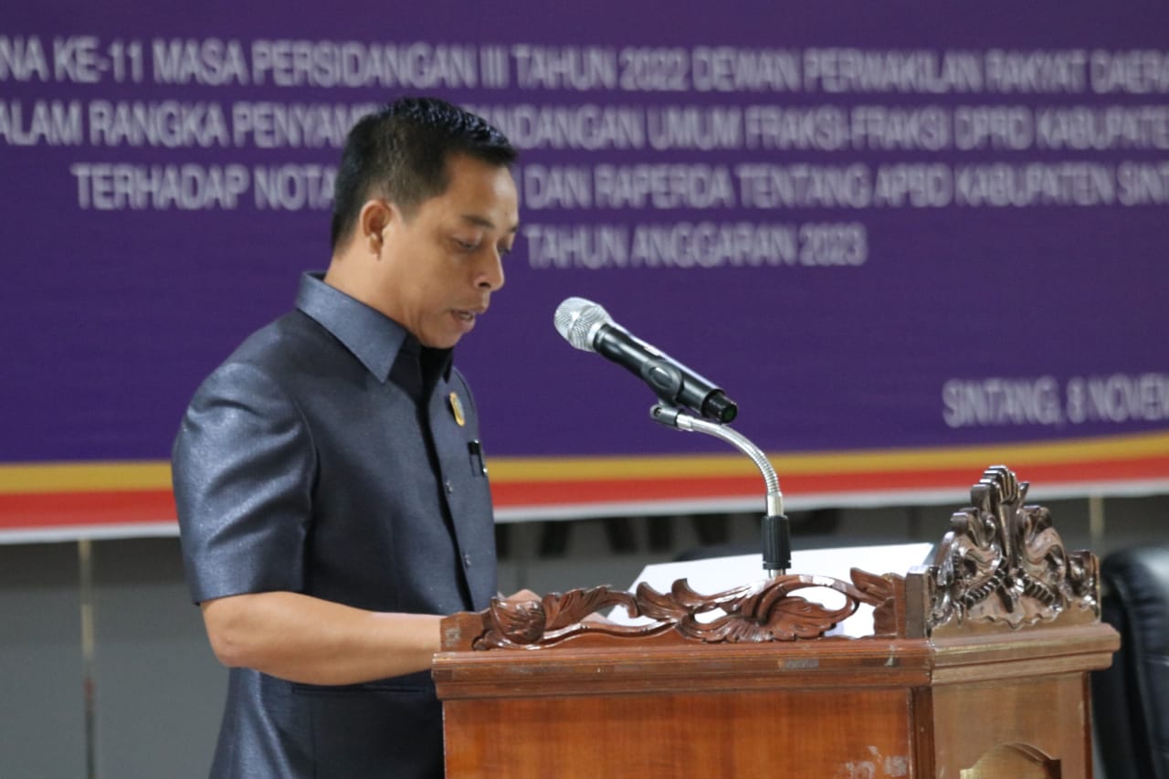 Anggota DPRD Sintang, Ardi saat menjadi jubir fraksi Gerindra pada rapat Paripurna penyampaian Pandangan Umum Fraksi.