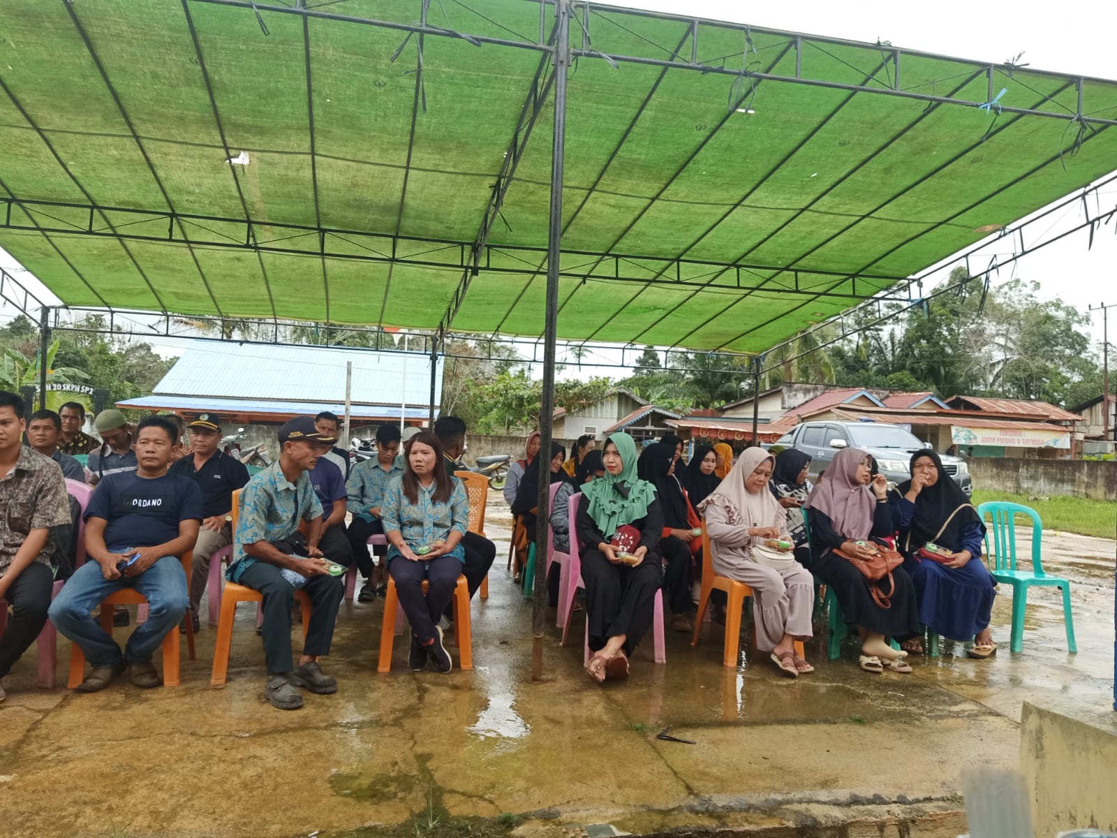 Warga Desa Mait Hilir, Kecamatan Sepauk saat menghadiri Reses yang dilakukan Anggota DPRD Sintang, Kusnadi.