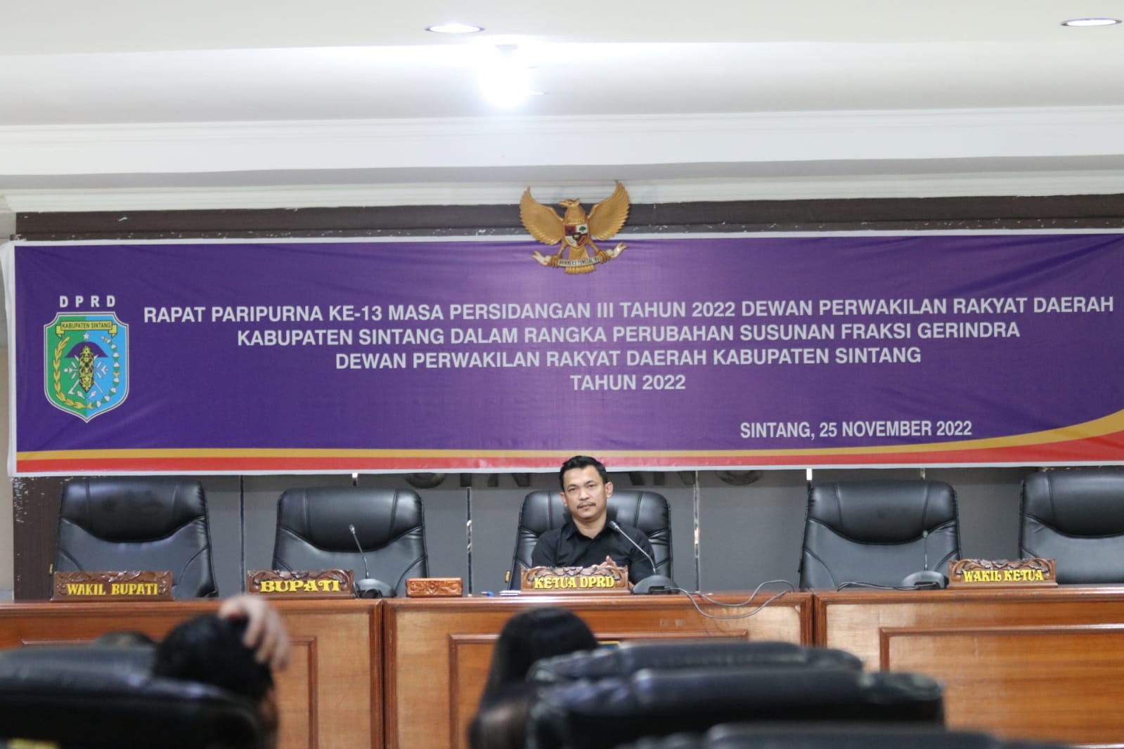 Ketua DPRD Sintang, Florensius Ronny saat memimpin rapat paripurna perubahan susunan fraksi Gerindra.