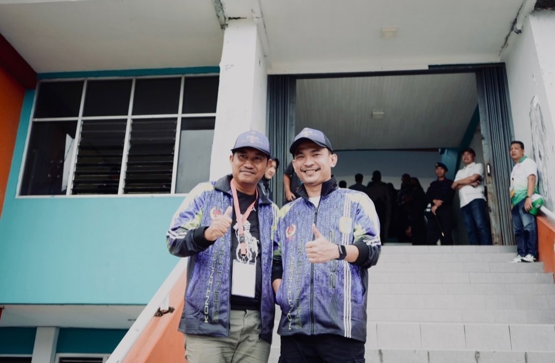 Ketua DPRD Sintang, Florensius Ronny bersama Kepala Dinas Kominfo Sintang saat menghadiri pembukaan Porprov 2022 di Pontianak.