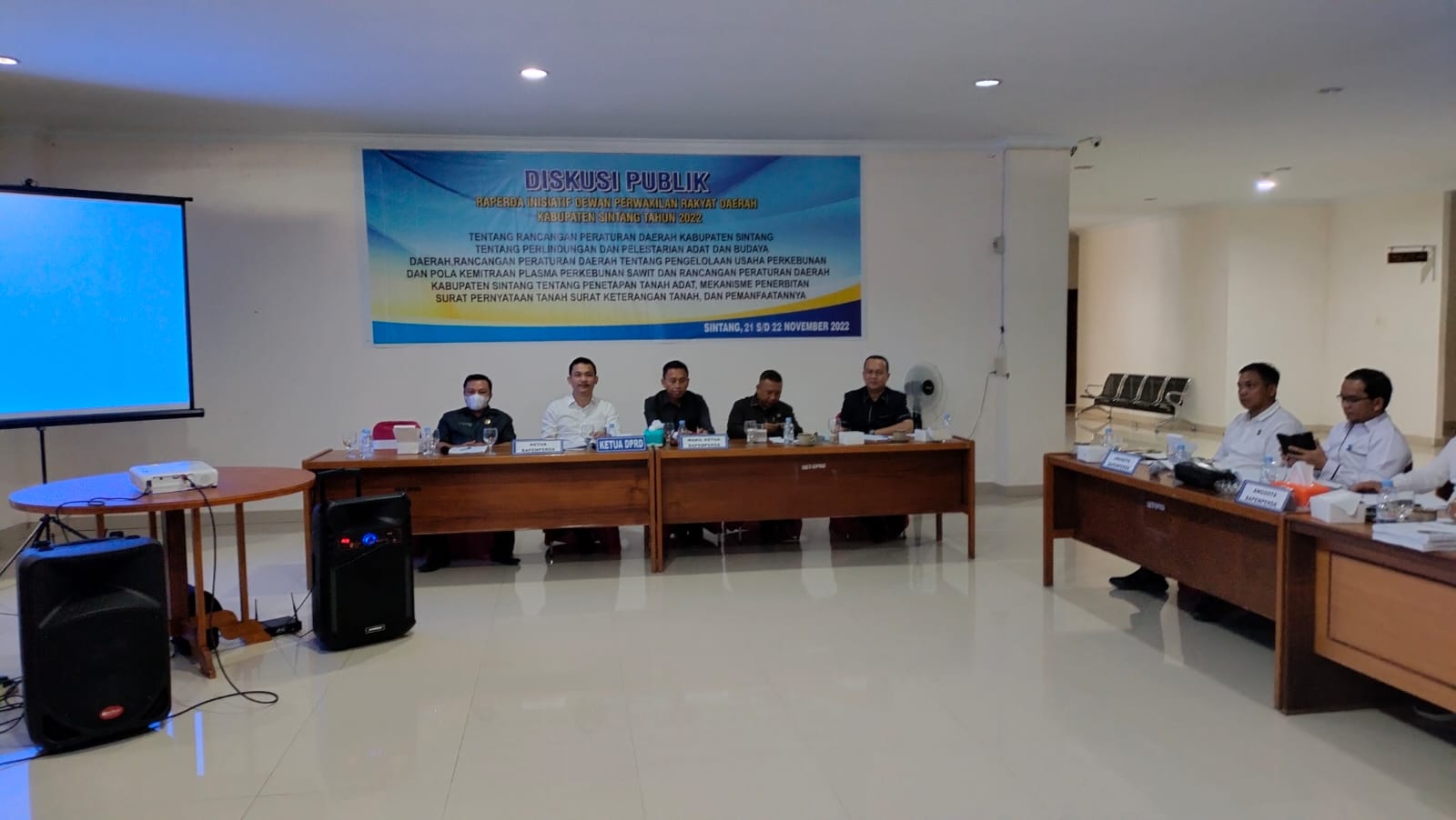 Diskusi Publik yang digelar Bapemperda DPRD Sintang, Senin (21/11/2022).