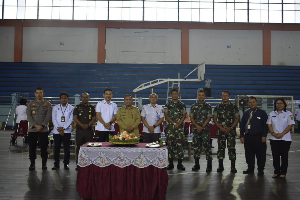 Ketua DPRD Sintang, Florensius Ronny berfoto bersama dengan Wakil Bupati Sintang, Melkianus, Kadinkes Sintang dan tamu undangan lainnya usai mengikuti upacara peringatan Harkesnas 2022.