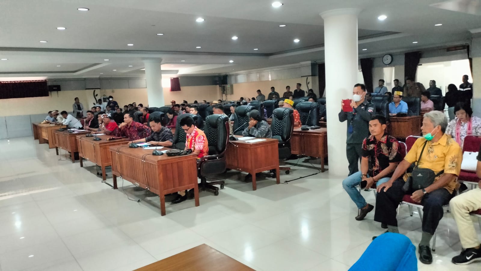 Masayarakat Serawai-Ambalau saat audiensi dengan DPRD Sintang, Senin (28/11/2022).