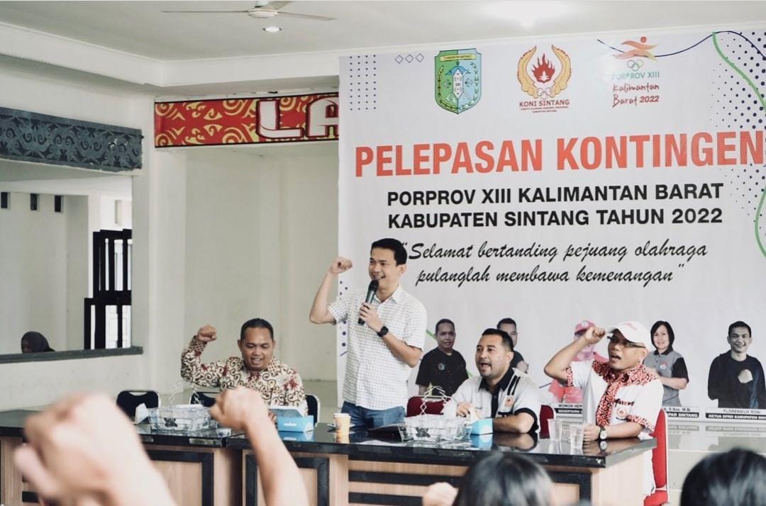 Ketua DPRD Sintang, Florensius Ronny saat memberikan sambutan pelepasan kontingen Porprov Sintang.