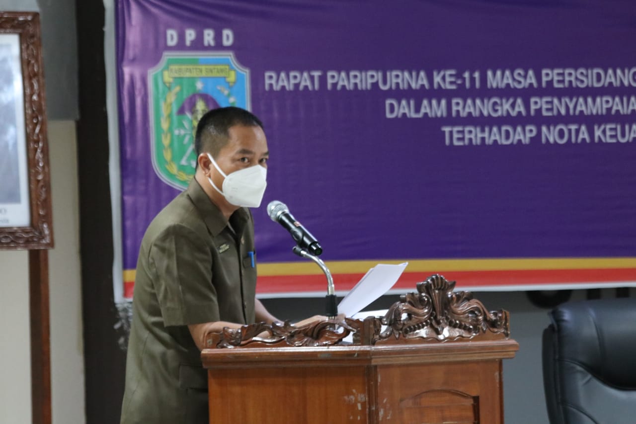 Anggota DPRD Sintang, Toni dari fraksi Golkar saat membacakan Pandangan Umum Fraksi.