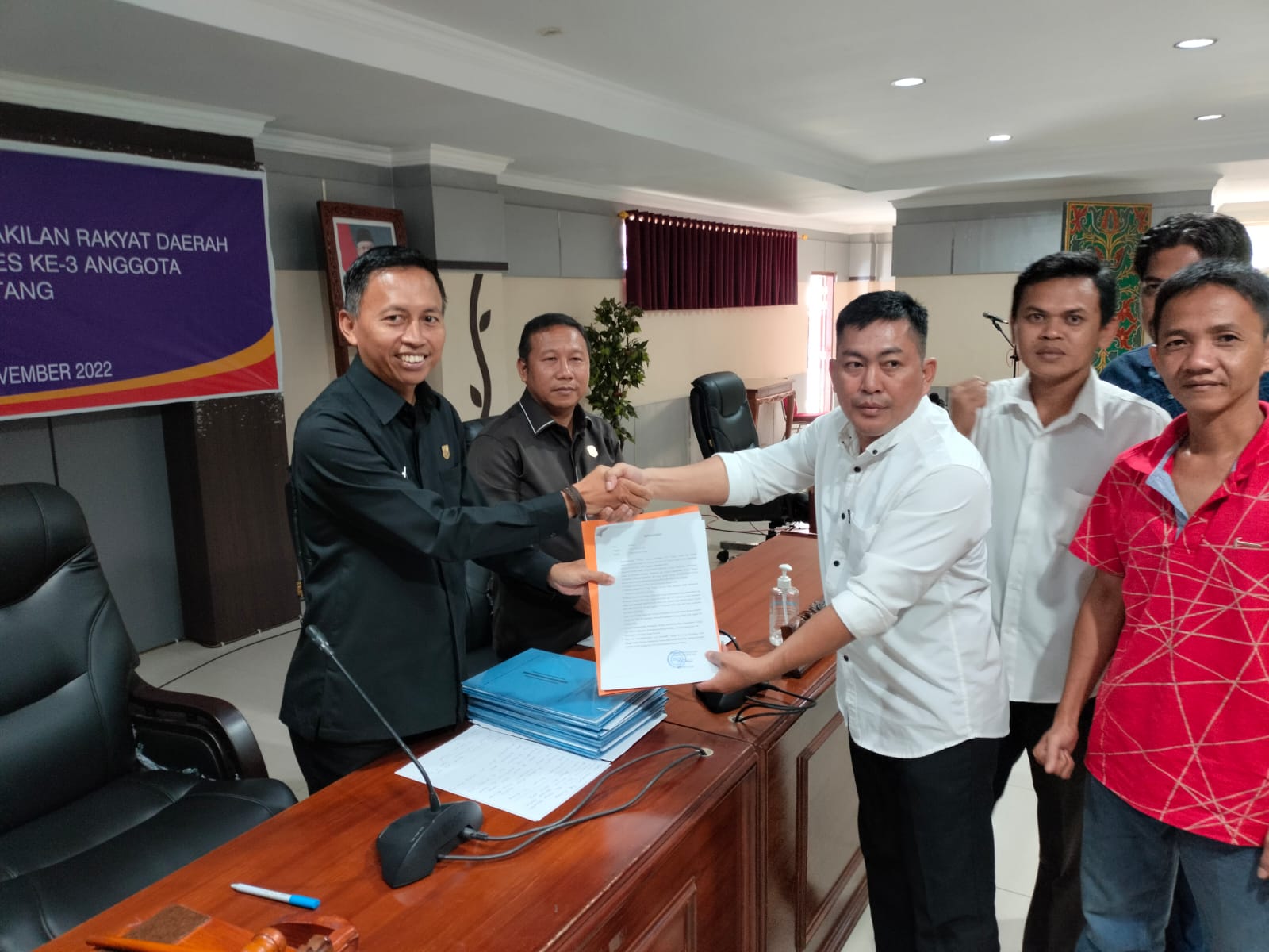 Wakil Ketua DPRD Sintang, Jeffray Edward dan Heri Jambri saat menerima tuntutan yang disampaikan Forum Honorer Kabupaten Sintang.