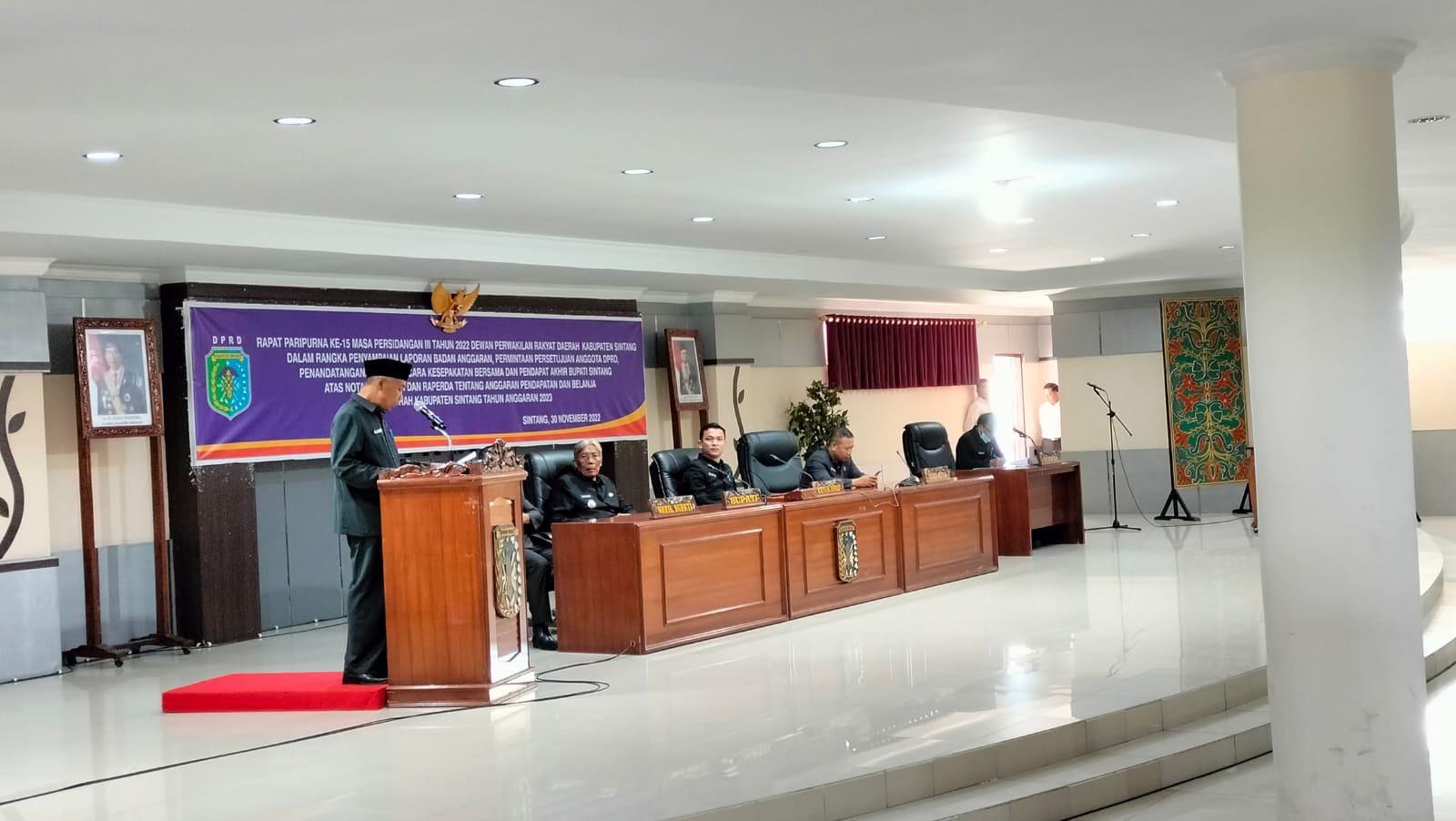 Senen Maryono saat membacakan laporanBadan Anggaran saat rapat paripurna ke-15 masa persidangan ke-III tahun 2022, DPRD Kabupaten Sintang, pada Rabu (30/110/2022) siang.