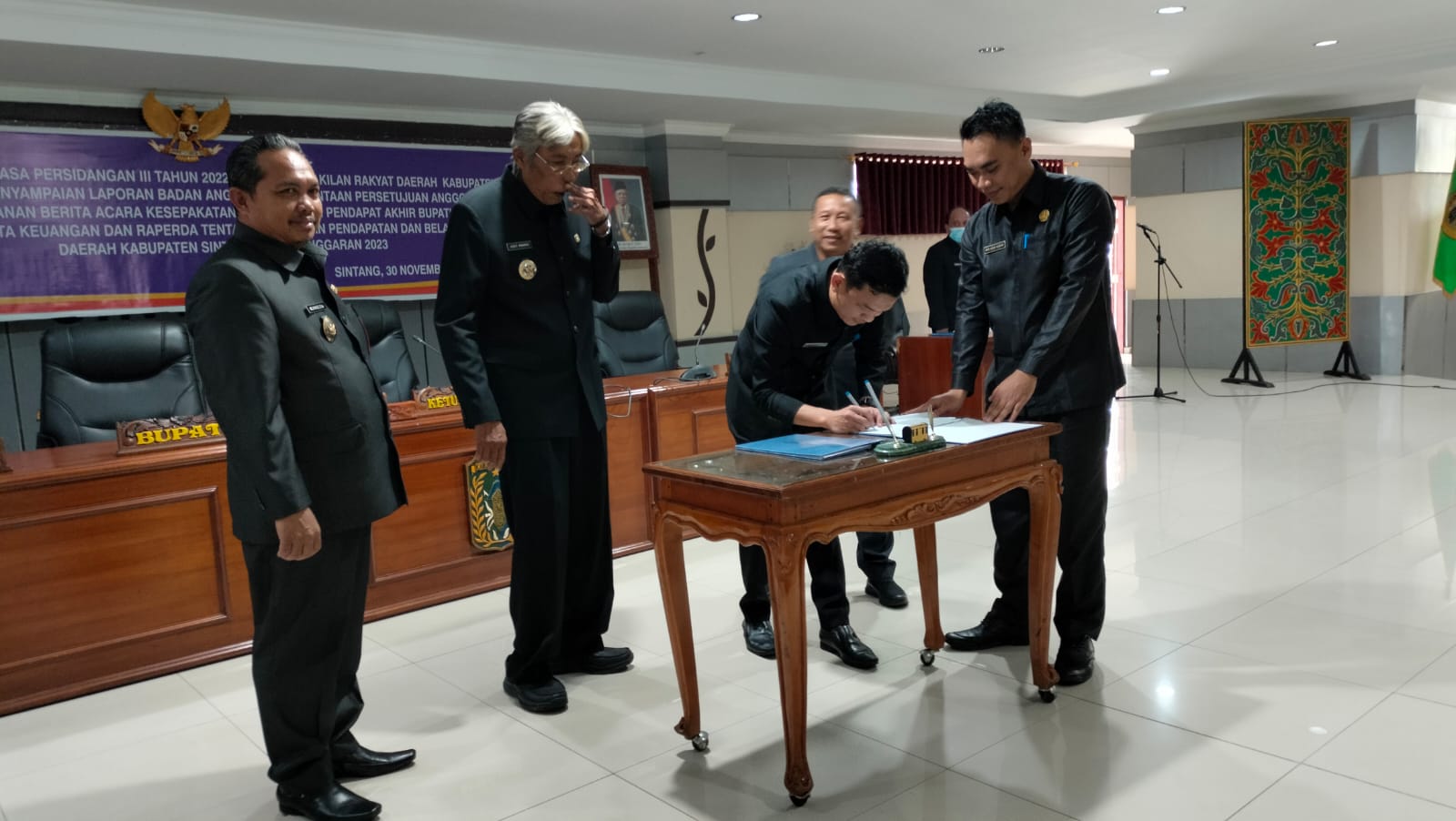 Penandatanganan nota kesepakatan DPRD Sintang dan Pemda Sintang terkait APBD 2023.