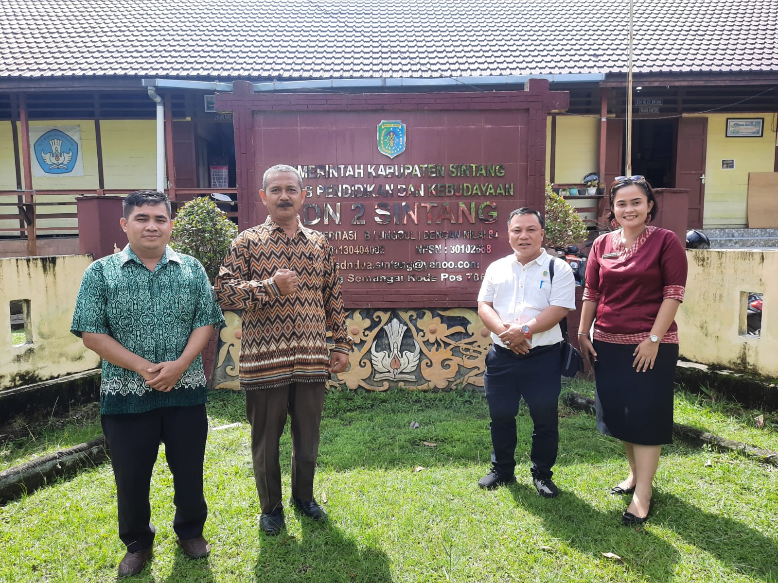 Anggota DPRD Sintang, Welbertus saat mengunjungi SDN 2 Sintang. 